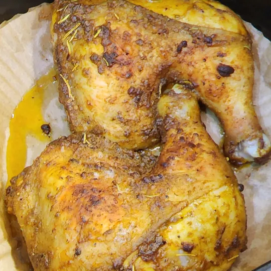 Ayam yang diperap dengan rempah ini, dimasak dalam air fryer