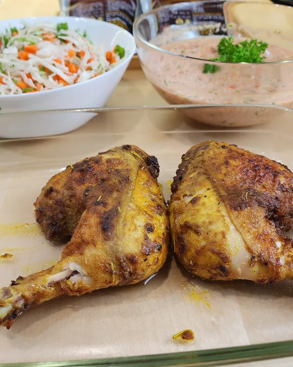 Ayam bakar yang diperap dengan Rempah Perapan Ayam dan Daging, bersama salad dan sos tomato