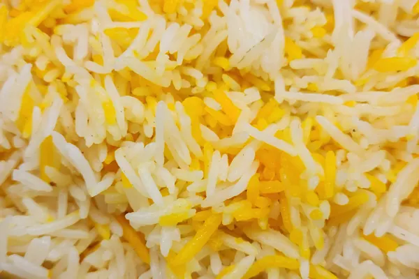 Butir nasi Yemeni Mendhi dari dekat: kuning dan putih, kering dan terlerai