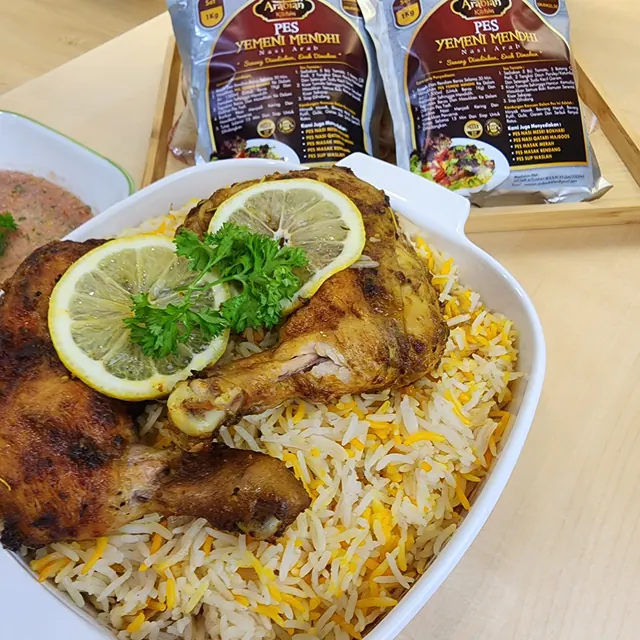 Nasi Yemeni Mendhi dengan ayam panggang dan lemon, berlatarkan pek pes Arabian Kitchen