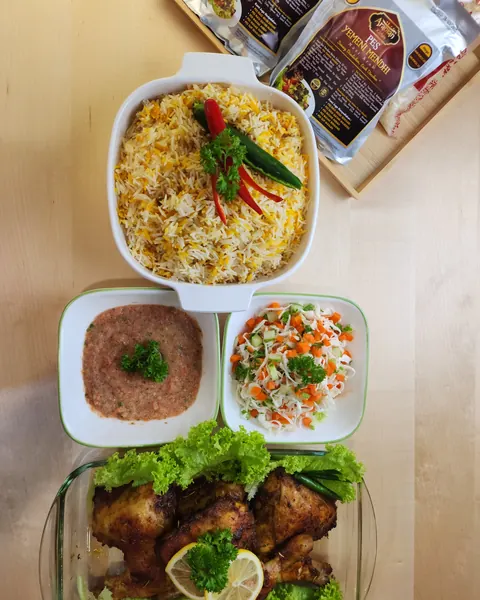 Hidangan nasi arab dari atas: nasi Mendhi, ayam bakar, mangkuk sos tomato dan salatah berasingan
