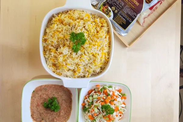 Hidangan nasi arab di rumah: nasi Yemeni Mendhi, ayam panggang, salad dan sos tomato bersama pek pes Arabian Kitchen