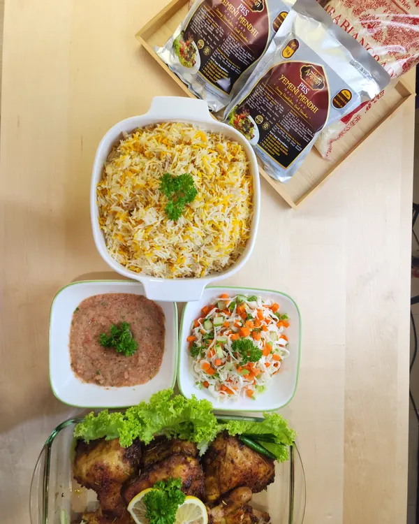 Hidangan nasi Yemeni Mendhi bersama ayam panggang, sos tomato dan salad