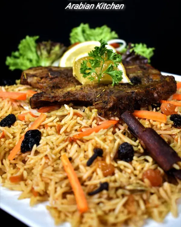 Hidangan nasi Mesri Bookhari Arabian Kitchen dengan daging, lobak merah dan kismis