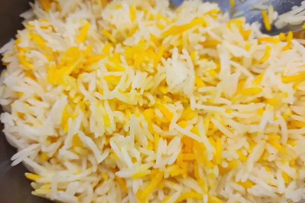 Nasi Yemeni Mendhi yang menjadi: butir basmathi panjang, terlerai dan gebu