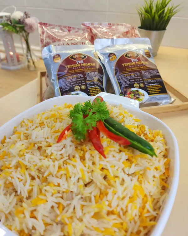 Nasi Yemeni Mendhi berwarna kuning-putih dengan pek pes Arabian Kitchen