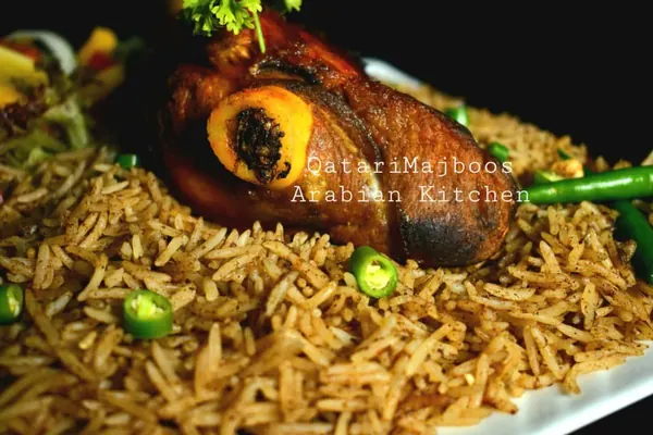 Hidangan nasi Qatari Majboos Arabian Kitchen bersama ayam dan cili hijau