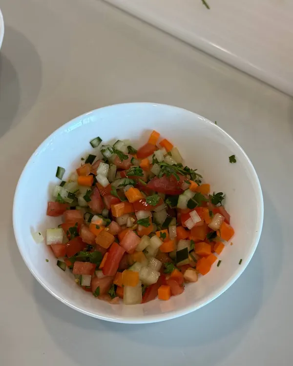 Salad sayuran untuk dihidang bersama nasi arab