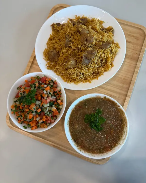 Nasi Saudi Kabsa berlauk daging dihidang bersama salatah dan sos