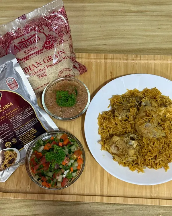 Pek Pes Saudi Kabsa dan beras Arabian Grain bersama hidangan nasi Kabsa, salatah dan sos