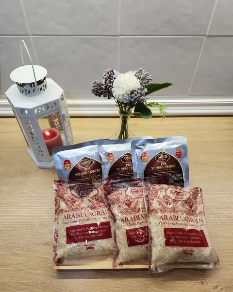 Tiga set Pes Yemeni Mendhi 500g, setiap set dengan pek pes dan pek beras basmathi, di atas dulang kayu