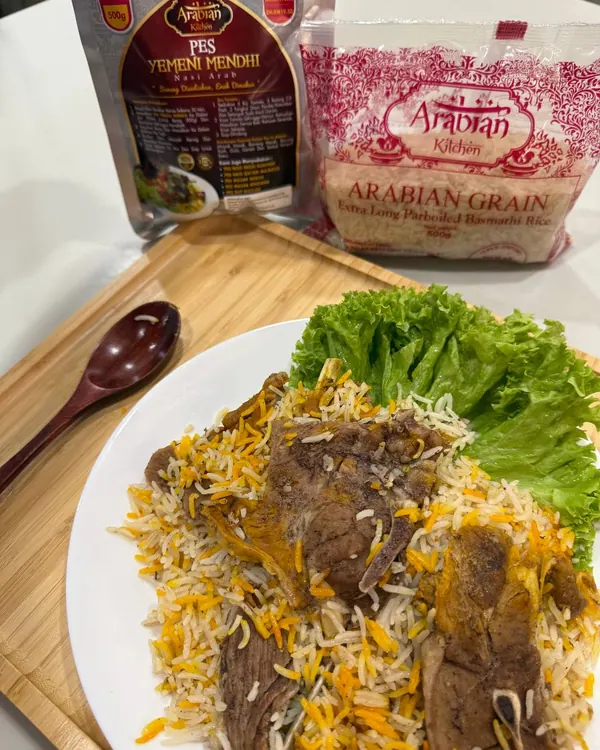 Nasi Yemeni Mendhi berlauk daging bersama salad dan sup